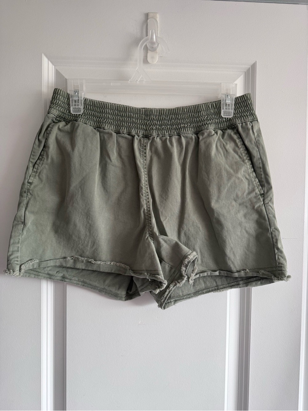 vineyard vines Women's Raw Hem Pull-On Shorts in an olive